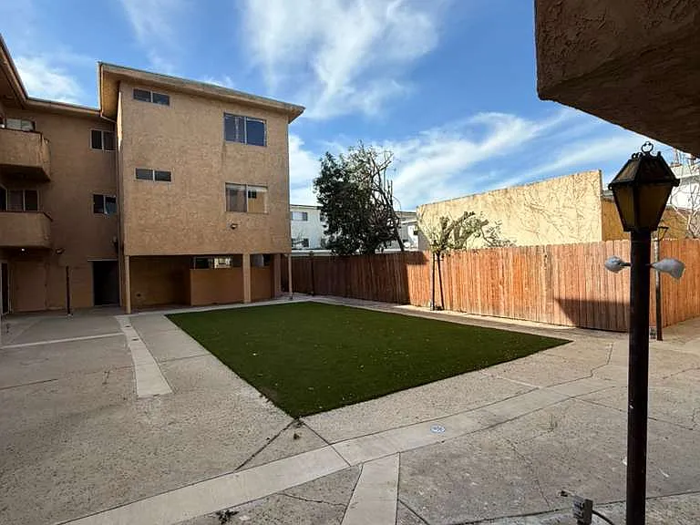 14401 Hartsook St — Photo 1