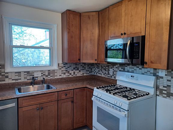 3rd image of 2311 Roslyn Ave