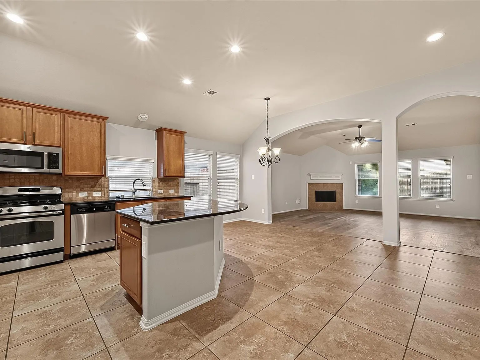 4 bed, 2.0 bath, 2145 sqft, $2,099 — Photo 3