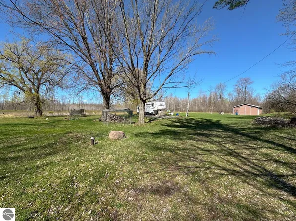 6682 N Coleman Rd, Coleman, MI 48618