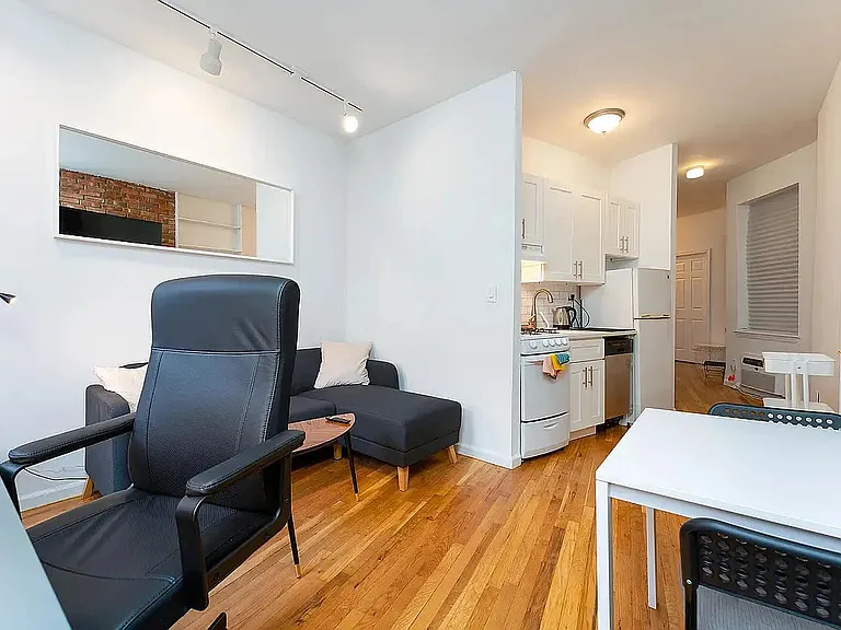 135 W 24th St #6B — Photo 3