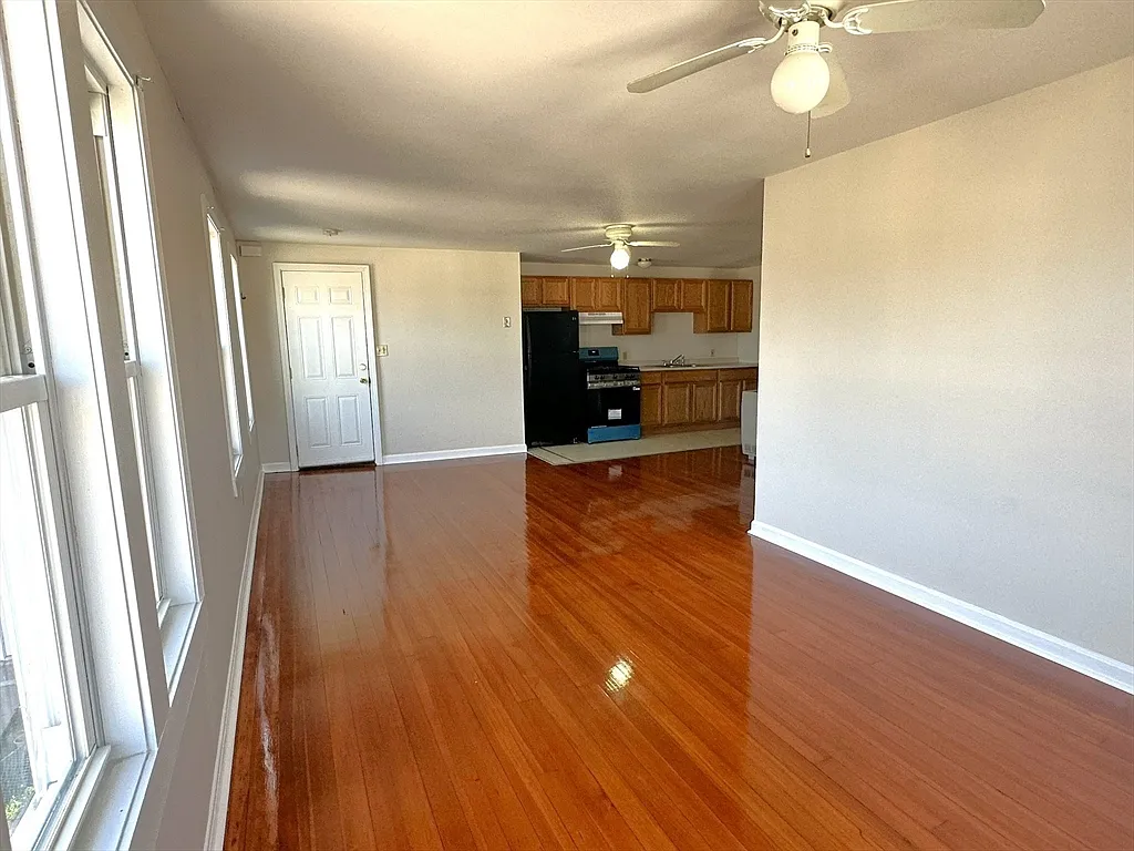 3 bed, 1.0 bath, 912 sqft, $1,750 — Photo 4