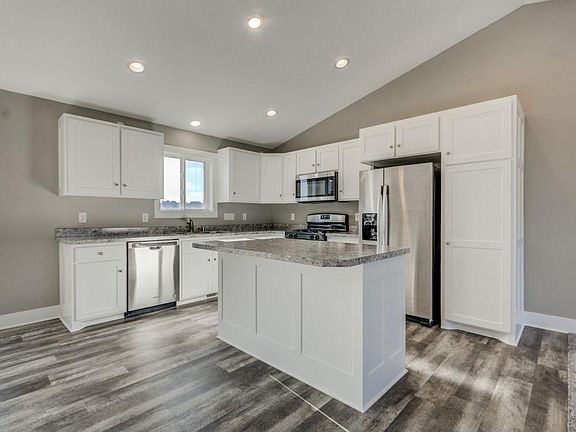 2nd image of 913 Sunrise Ln