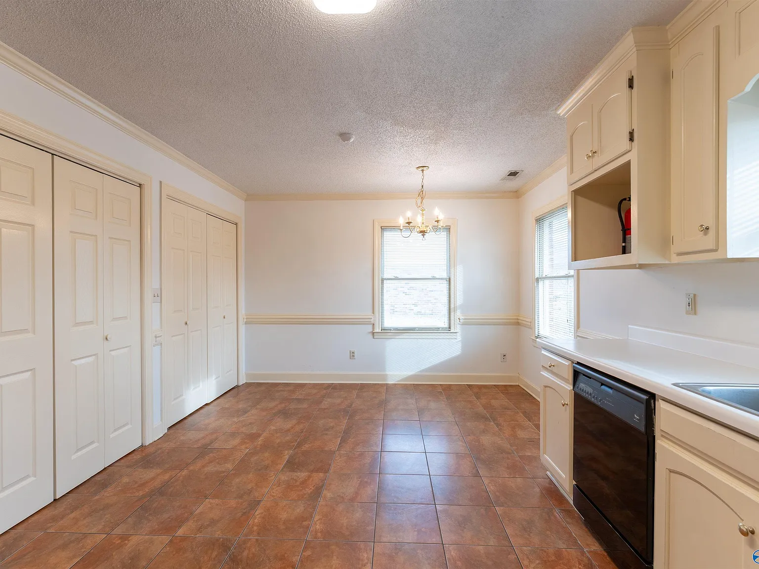 3 bed, 2.0 bath, 1520 sqft, $1,700 — Photo 3