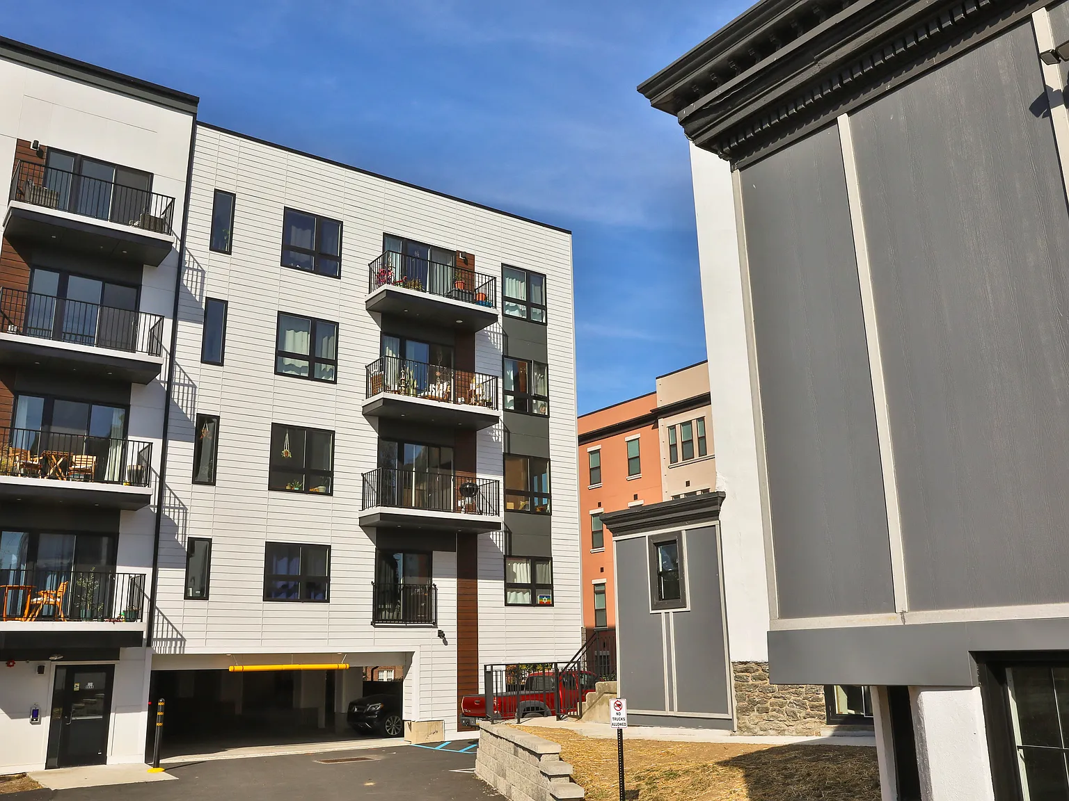 231 W Johnson Street — Photo 3