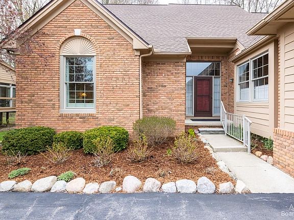 3rd image of 4625 Sawgrass Dr E