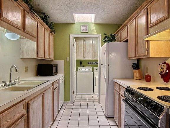 3rd image of 7034 Clubgate Dr