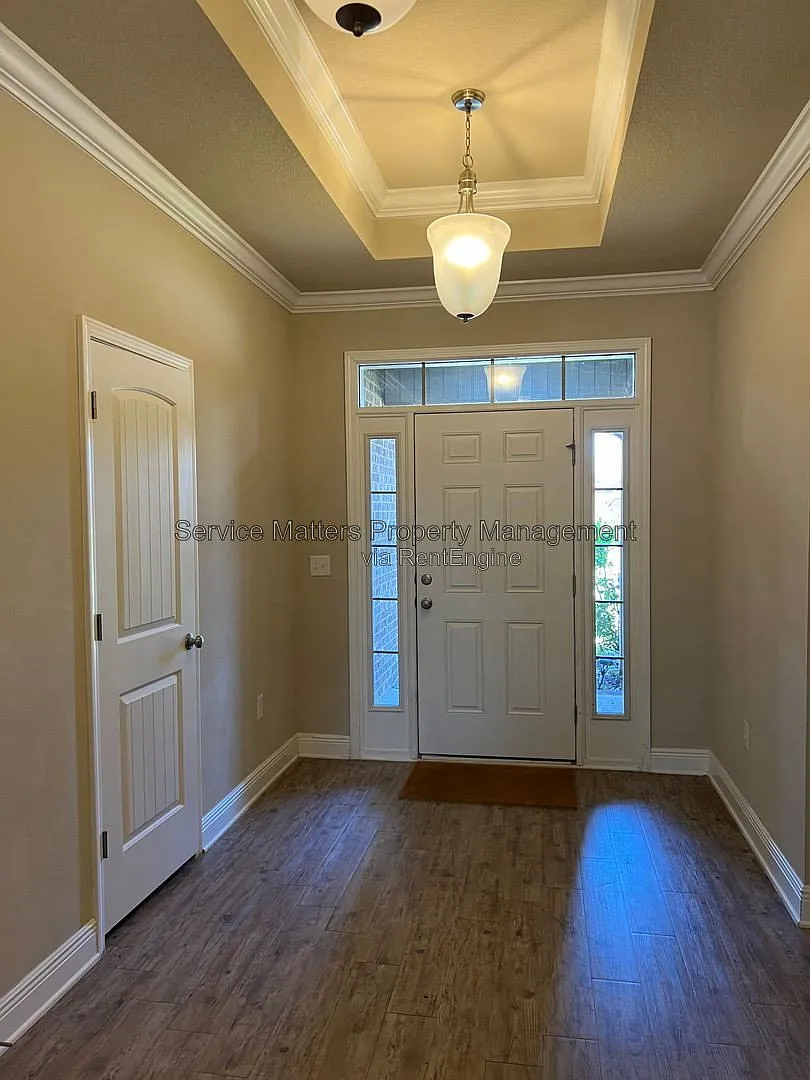 5 bed, 3.0 bath, 2506 sqft, $2,600 — Photo 2