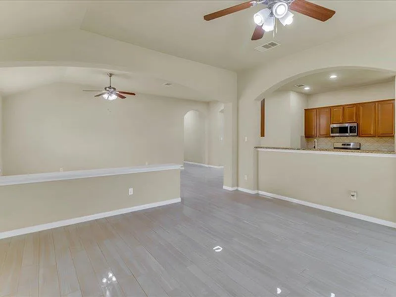 4 bed, 2.0 bath, 2110 sqft, $2,250 — Photo 3
