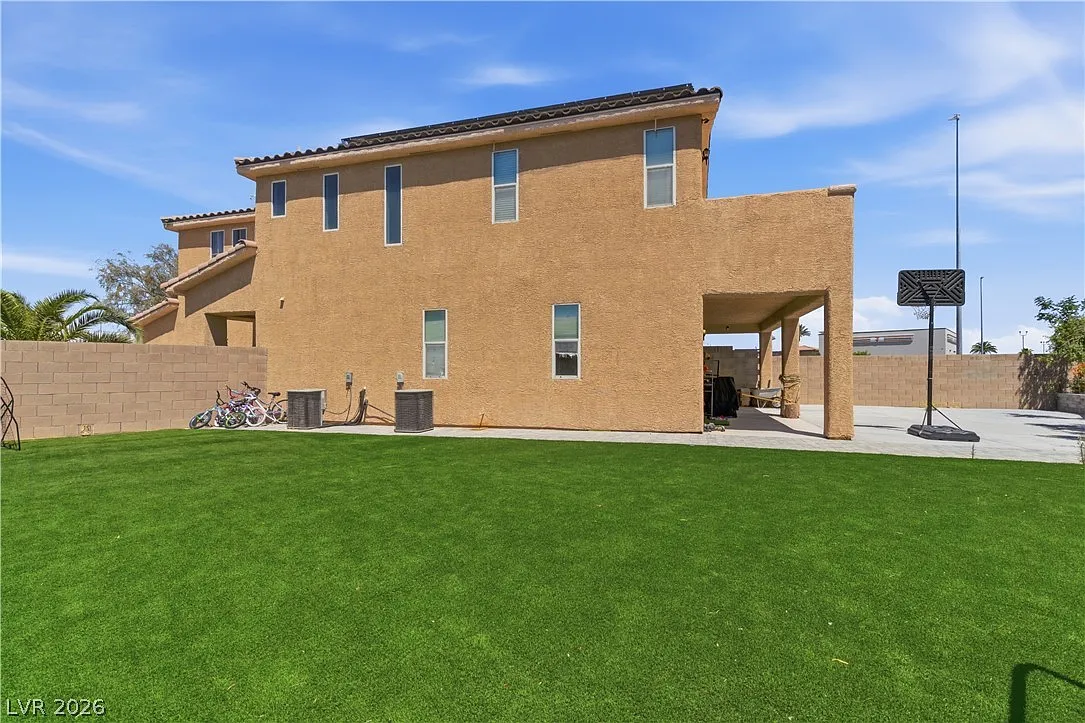 4 bed, 2.5 bath, 2460 sqft, $2,500 — Photo 3