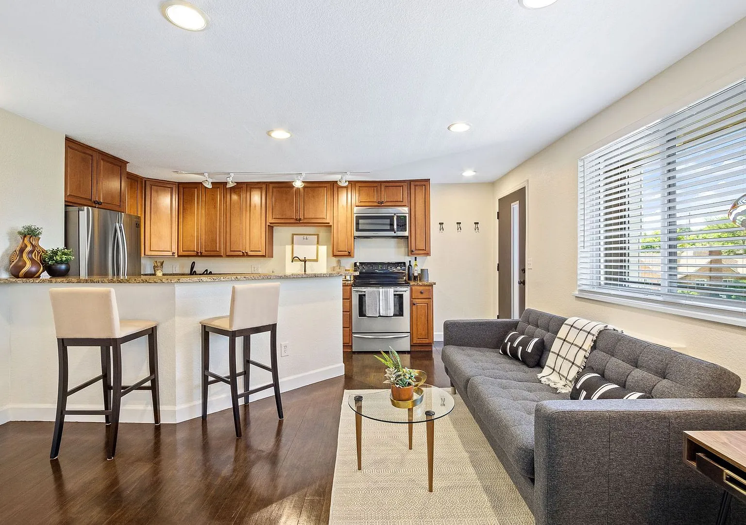 Incredible 2 bedroom 1 bath Condo in West Washington Park Neighborhood — Photo 1