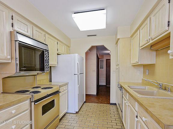 4th image of 5501 Lincoln Ave Unit 303