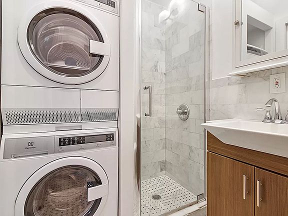 5th image of 300 E 61st St APT 2W