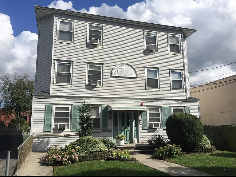 96 Walnut St #4 — Photo 1