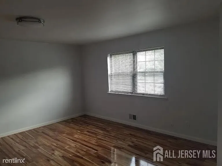 804 Maple Hill Dr — Photo 2
