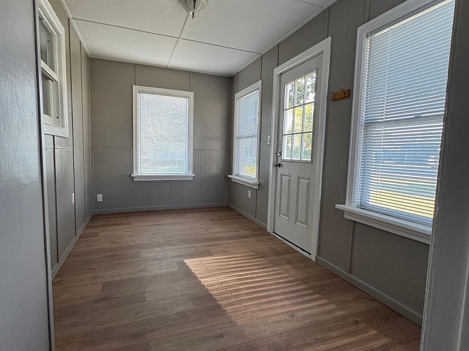 Front entry / sunroom - drenched in light. Perfect for an office or closed in porch.
