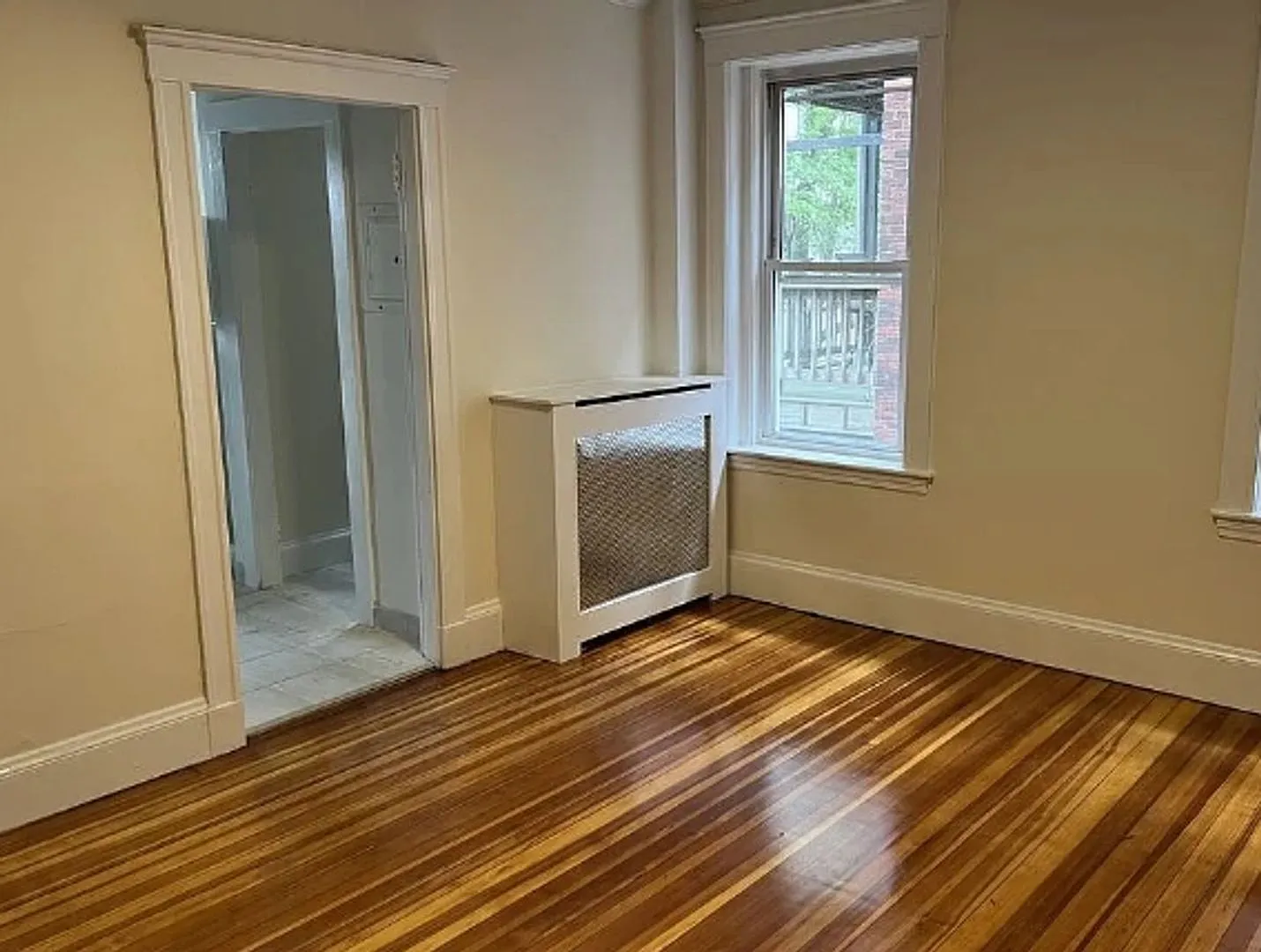 Great 1 Bedroom June Move-In — Photo 1