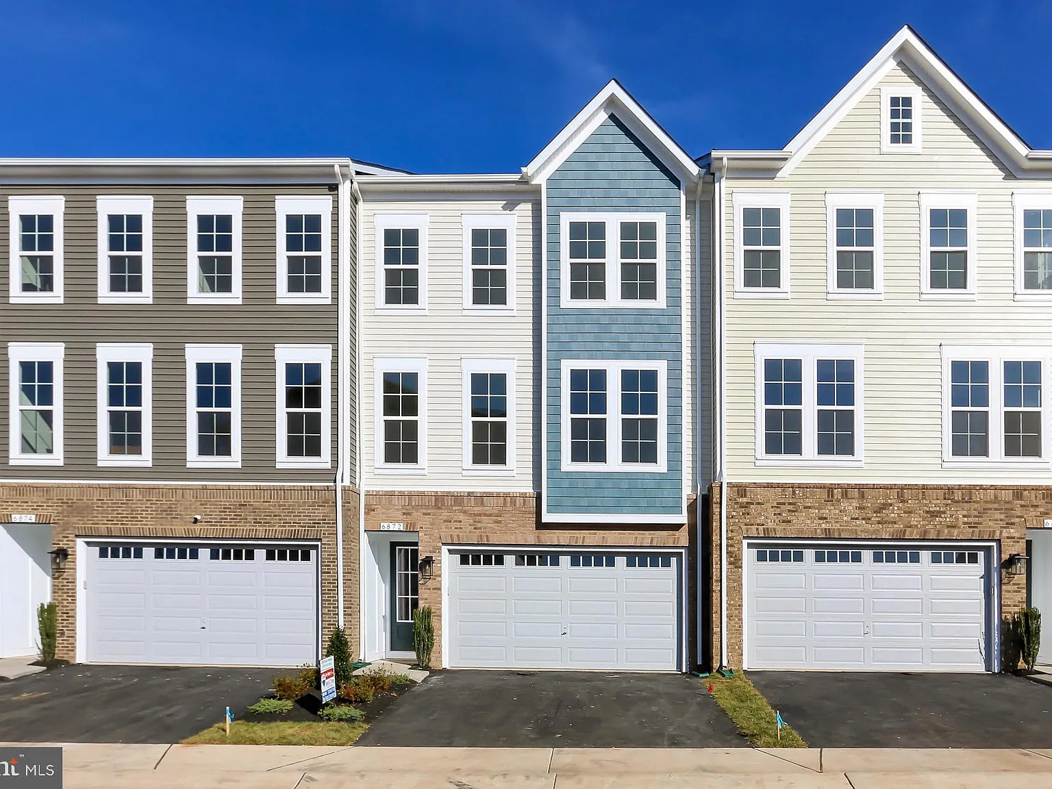 3 bed, 3.5 bath, 2726 sqft, $3,900 — Photo 1