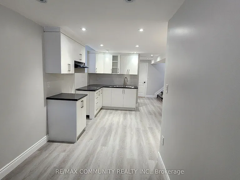435 Stonegate Ave #LOWER — Photo 5