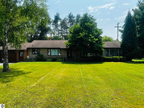 706 E Cedar St, Standish, MI 48658