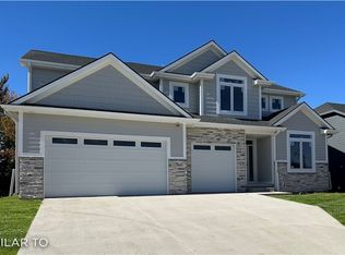 45 NW Valleyview Dr, Waukee, IA 50263