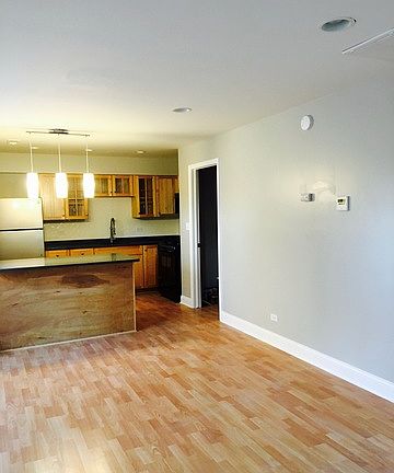 3rd image of 1059 N Leavitt St APT 1F