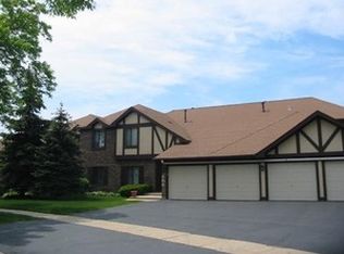 706 Cross Creek Dr #B10, Roselle, IL 60172