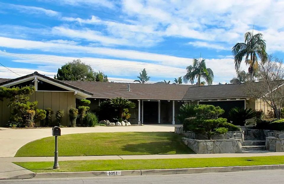 Beautiful street. Cul de sac, desirable neighborhood, great schools! Dog friendly yard!