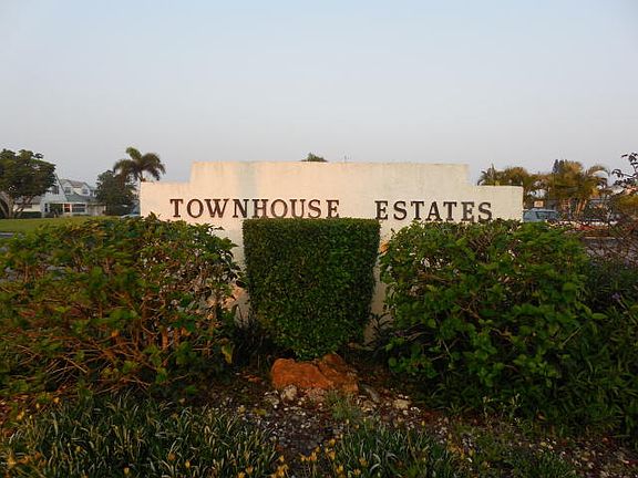 5th image of 215 Emerald Dr N