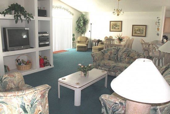 TO4P1334TO-family-room-with-tv-set