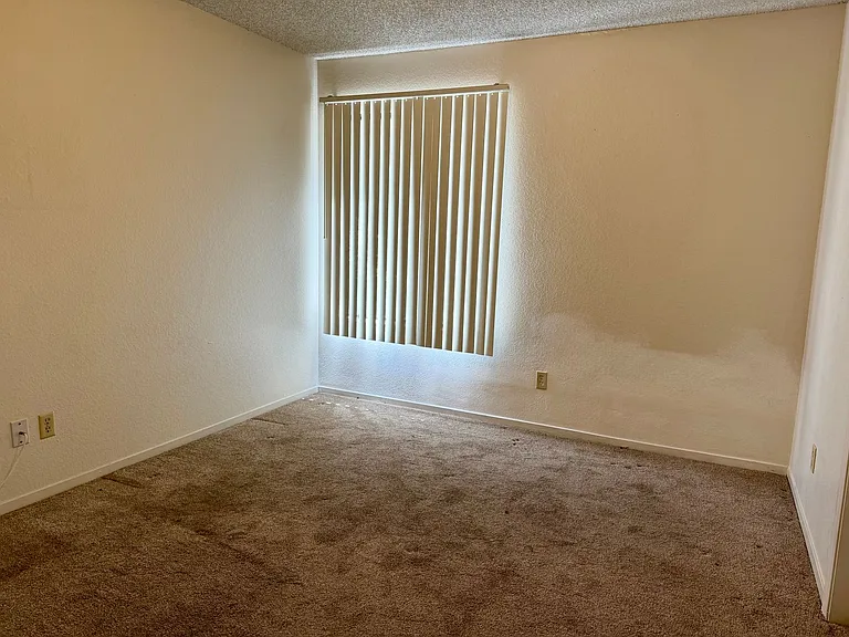 537 W Escalon Ave — Photo 11