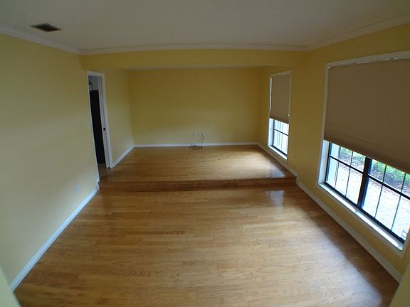 3rd image of 122 E Cottesmore Cir