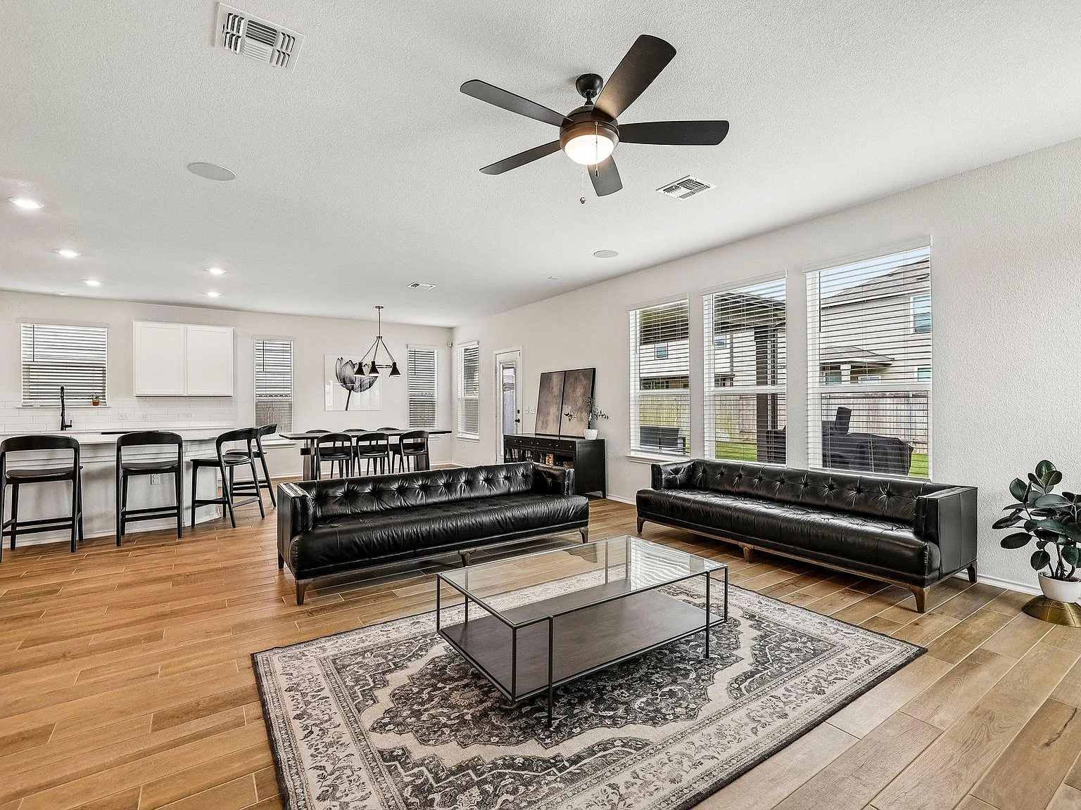 5 bed, 2.5 bath, 2890 sqft, $3,000 — Photo 4