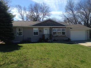 110 Country View Dr, Hudson, IA 50643