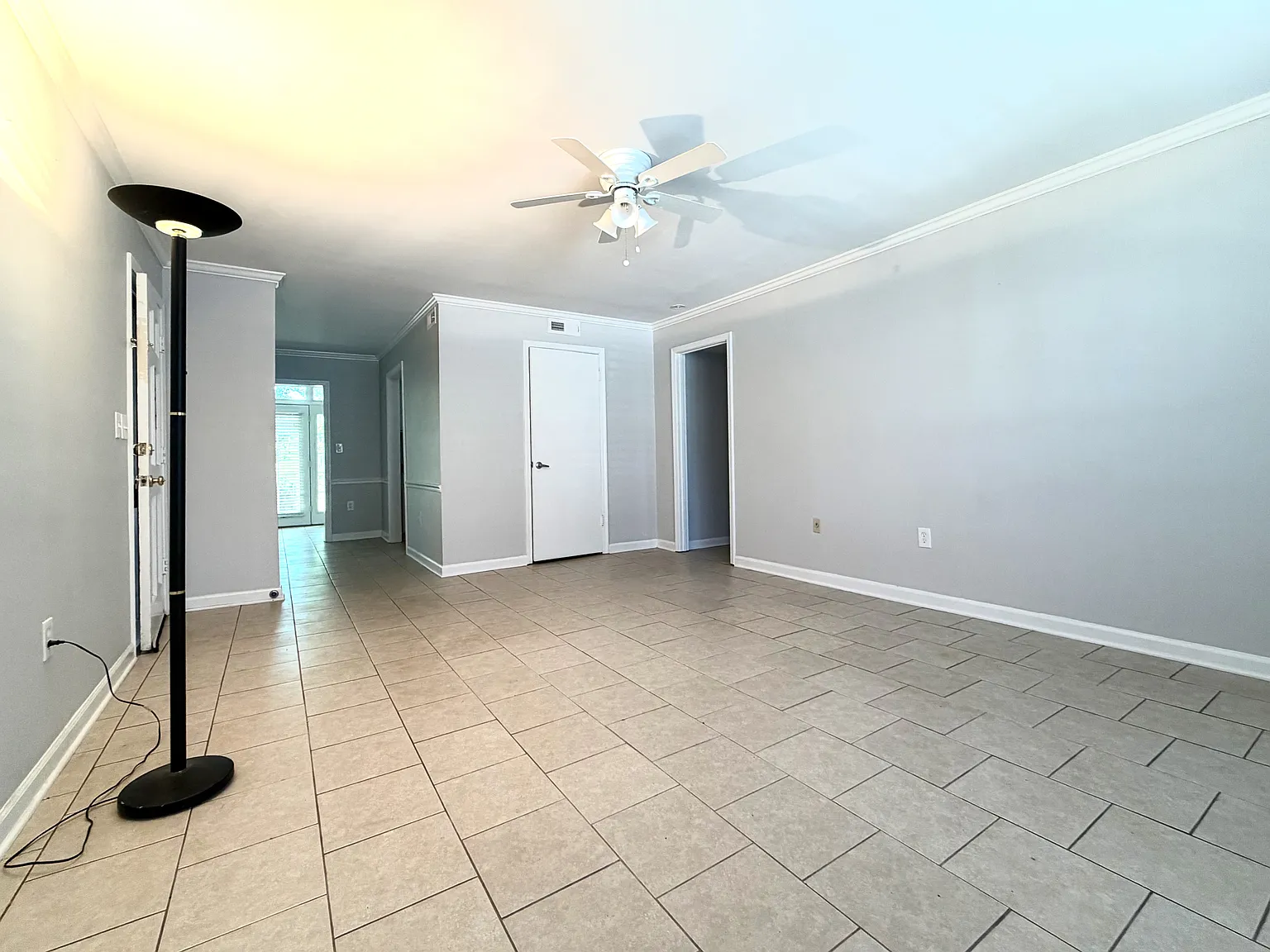 1 bed, 870 sqft, $1,350 — Photo 3
