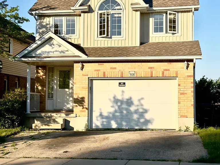 908 Copper Leaf Cres — Photo 1