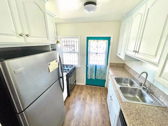 3rd image of 2023 Cloverfield Blvd APT E