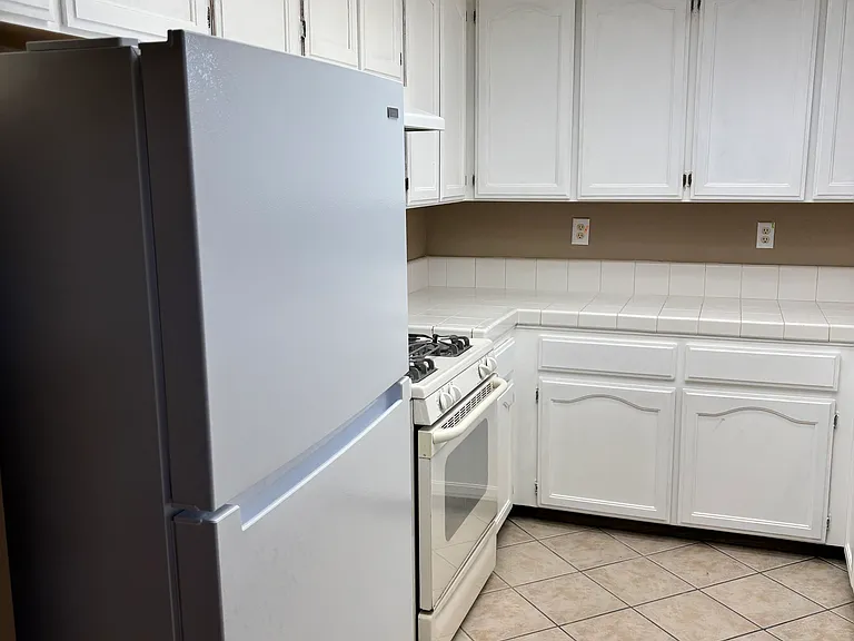2535 N Locust Ct — Photo 5