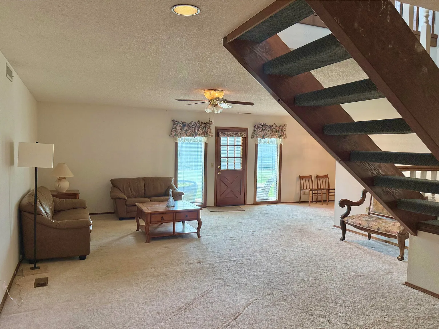 3 bed, 2.5 bath, 2423 sqft, $2,000 — Photo 2