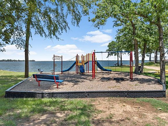 4th image of Lakeview Dr