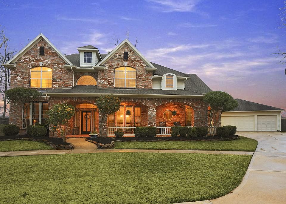 FRONT VIEW- Charming home with great curb appeal & on Cul-de-sac lot with no back neighbors.