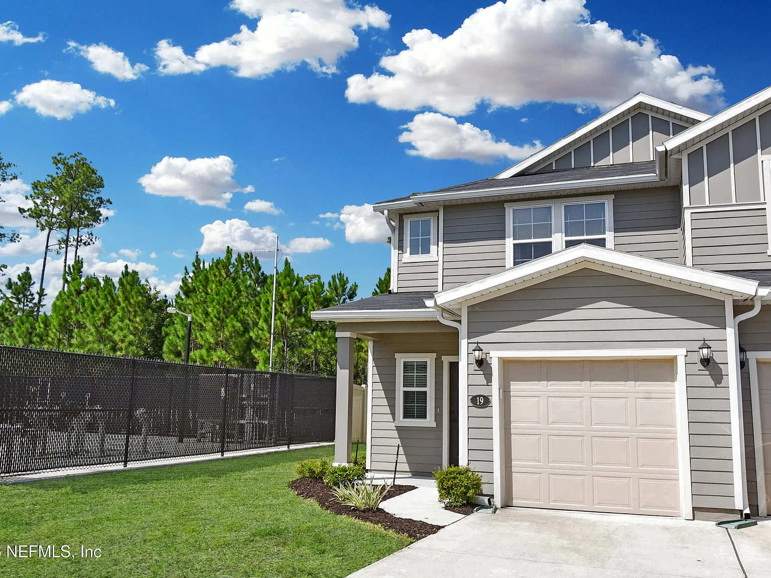 3 bed, 2.5 bath, 1567 sqft, $1,995 — Photo 3