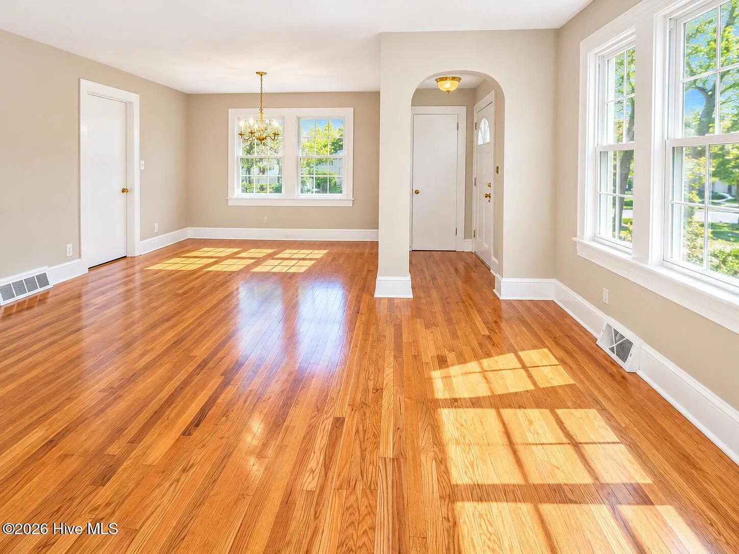 3 bed, 1.0 bath, 1232 sqft, $1,400 — Photo 3