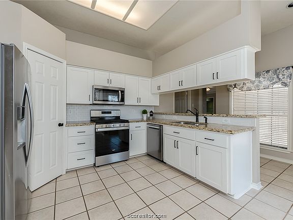 3rd image of 5500 Somerford Ln