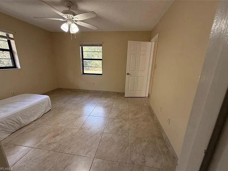 908 Primrose St — Photo 13