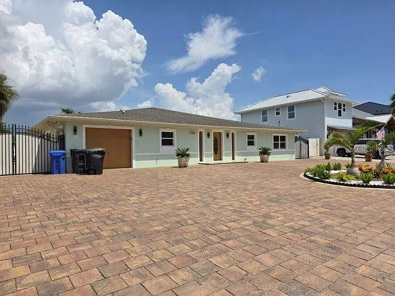 3 bed, 2.5 bath, 2065 sqft, $5,350 — Photo 2