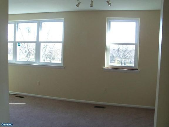 3rd image of 9766 Roosevelt Blvd