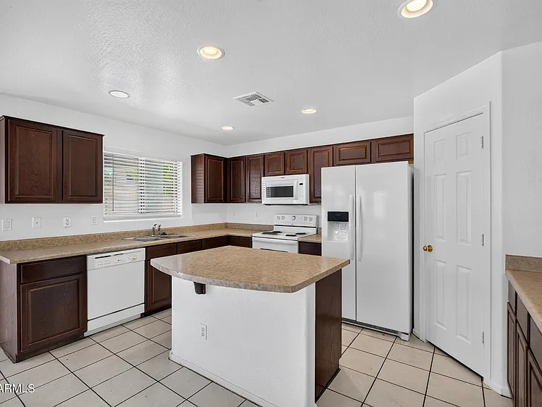 7823 S 48th Ln — Photo 7