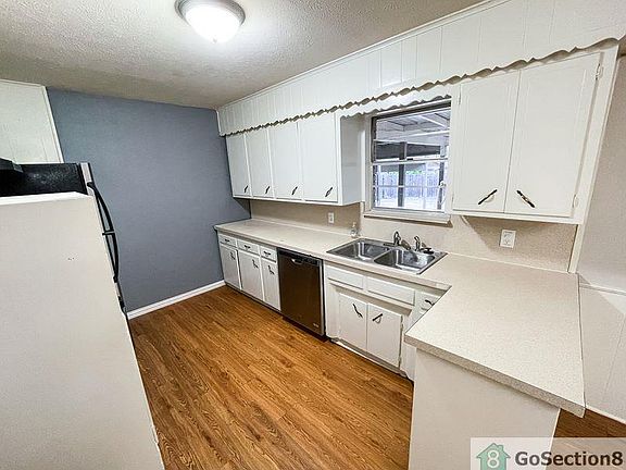 3rd image of 410 N Bonham Dr