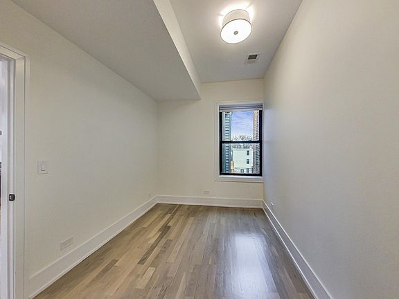5th image of 1359 N Rockwell St #3W